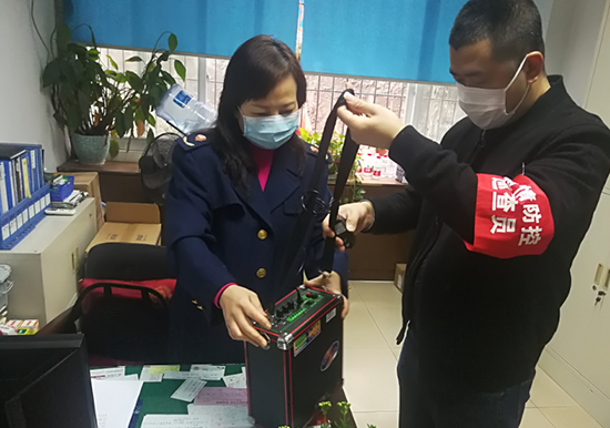 “巾幗英雄”勇?lián)?dāng) 構(gòu)筑堅(jiān)實(shí)的防控抗疫線--瀘州市市場監(jiān)督管理局“戰(zhàn)疫”群英譜